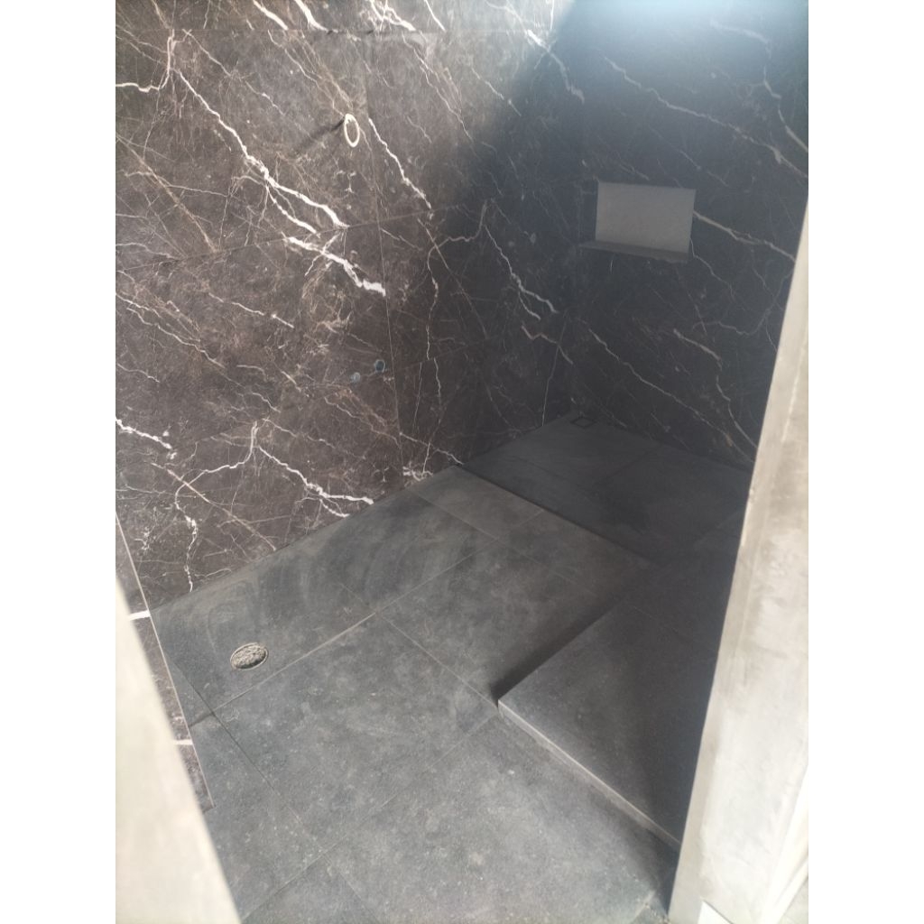 jasa renovasi rumah di Bekasi granit lantai ukuran 80x80 dinding 60 x120