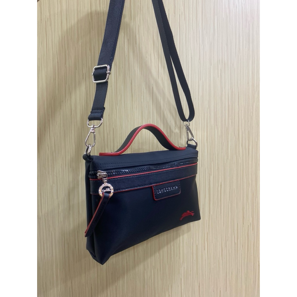 TAS SELEMPANG SIMPLE WANITA L C HITAM