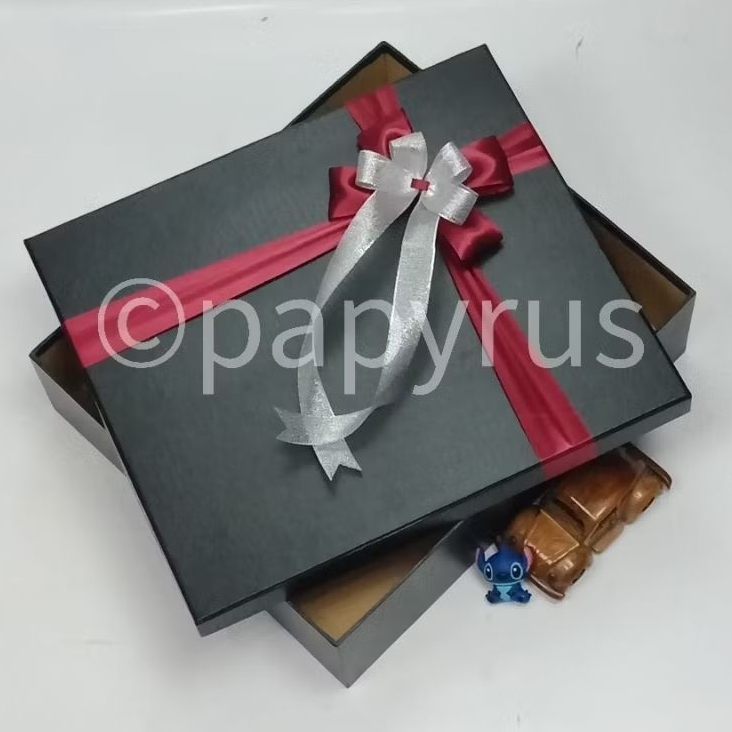 

PAPYRUS 32,5x37,5 Tinggi 10cm Kotak Kado Gift Box Hadiah V1