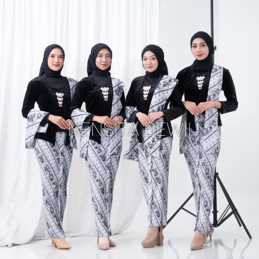 Bridesmaids/02 • Kebaya Kutubaru Bludru, Rok Plisket + Selendang | Nuansa Hitam - Motif Lrg Putih