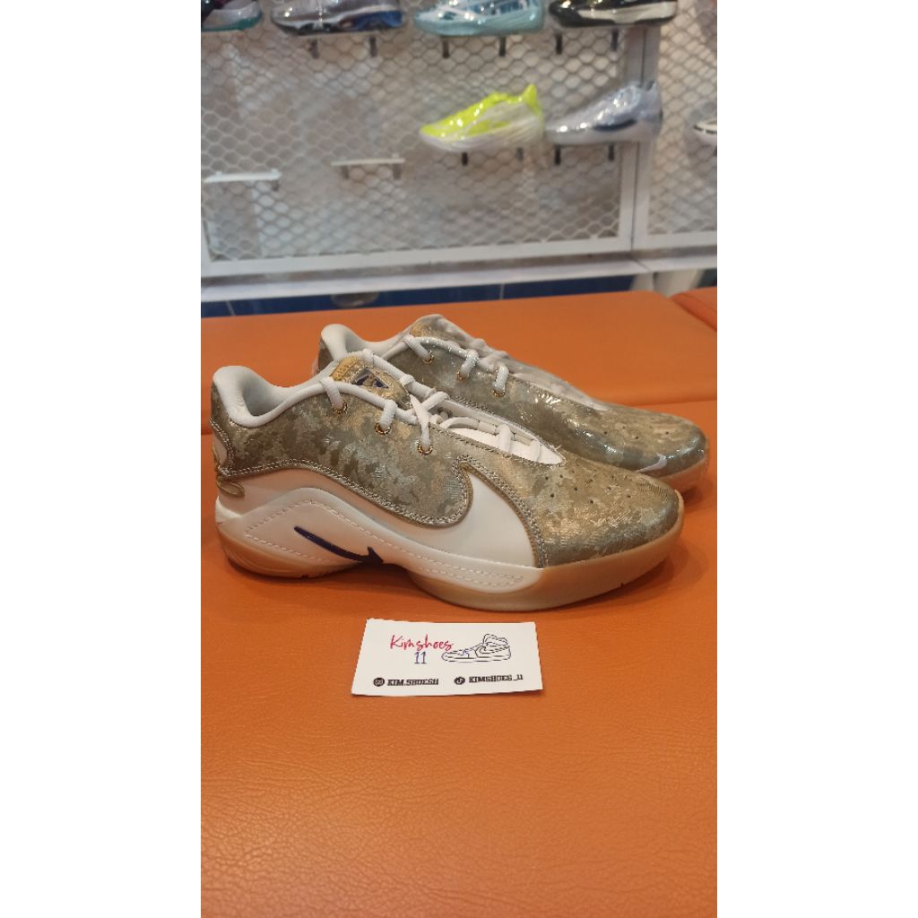 Sepatu Basket  NIKE LEBRON XXII KC (GS) PALE IVORY