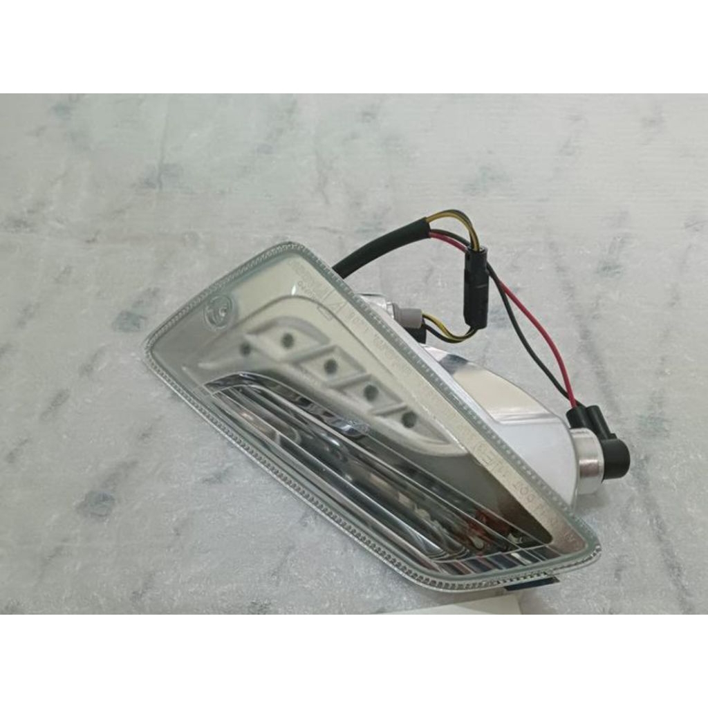 Lampu Sein Sen Depan Kanan Vespa GTS GTV 150 300 Facelift Keyless Original