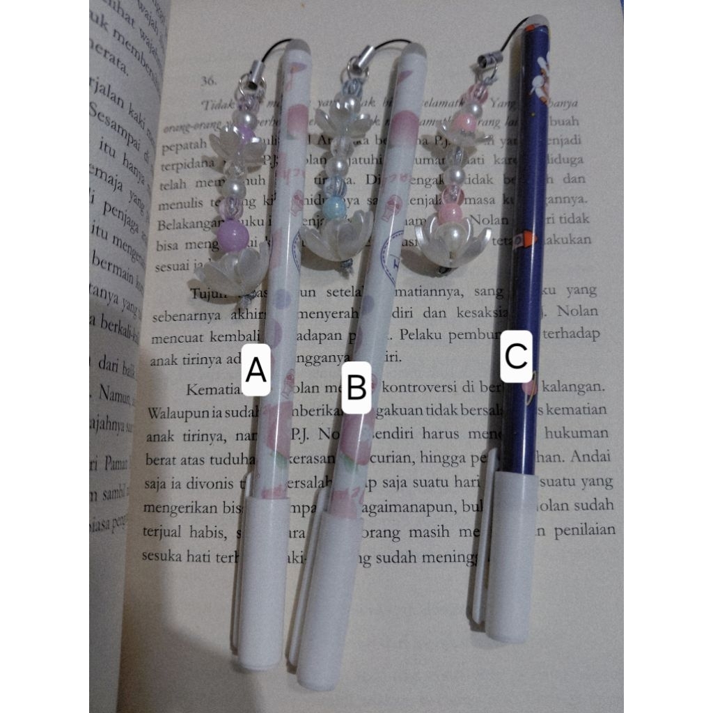 

Erasable pen (Pen bisa dihapus) dengan gantungan lucu