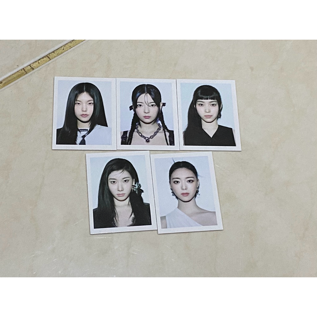 

ITZY -- Gold Official ID Set