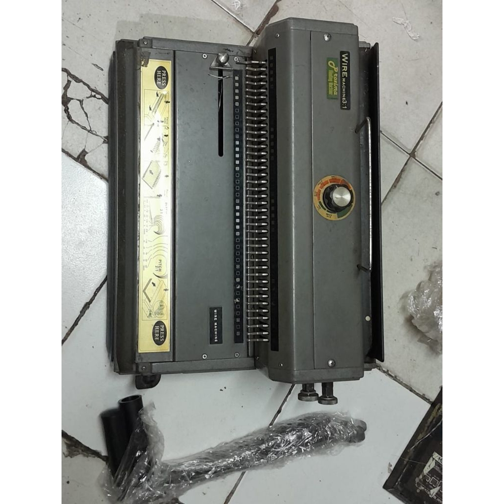 

MESIN JILID SPIRAL KAWAT LUBANG KOTAK KECIL