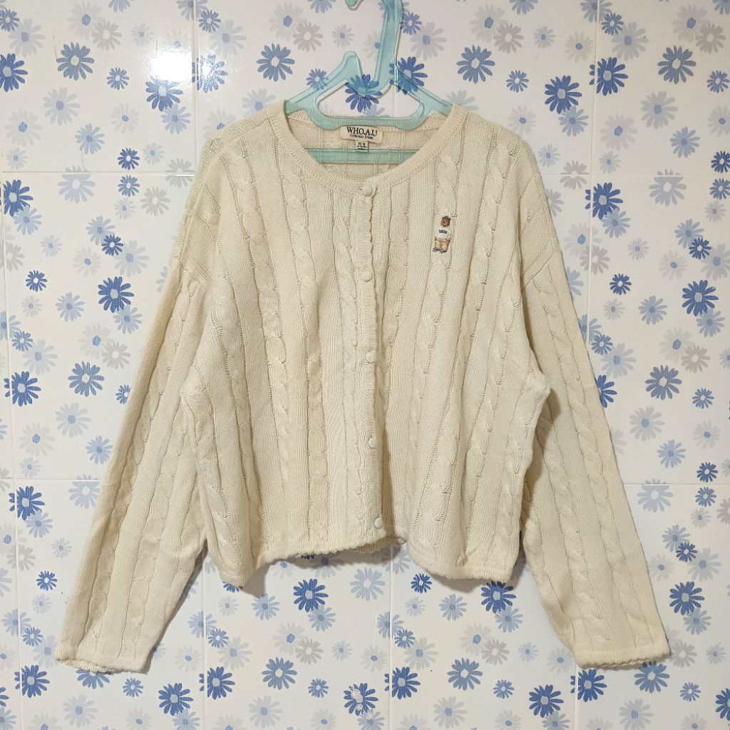 (BACA DESKRIPSI) WHO.A.U WHO AU CARDIGAN FULL CABLE KEPANG LOGO BERUANG O-NECK MEWAH NOT UNIQLO GU Z