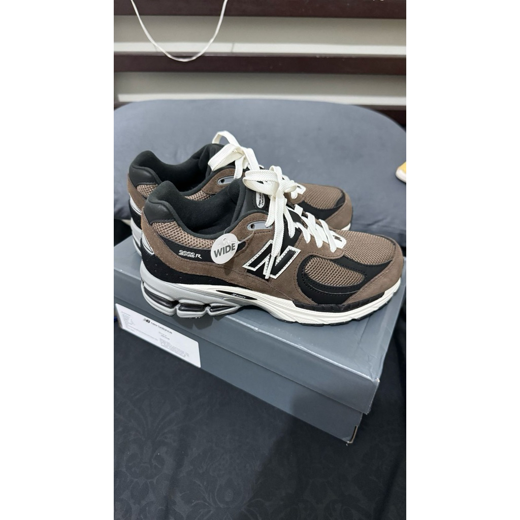 NEW BALANCE SEPATU 2002R Brown Black Running ukuran 37