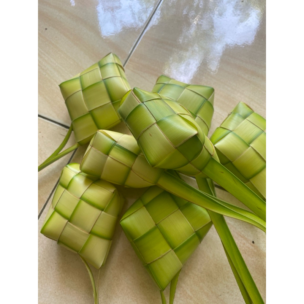 

Cangkang kupat kosong udah siap pakai