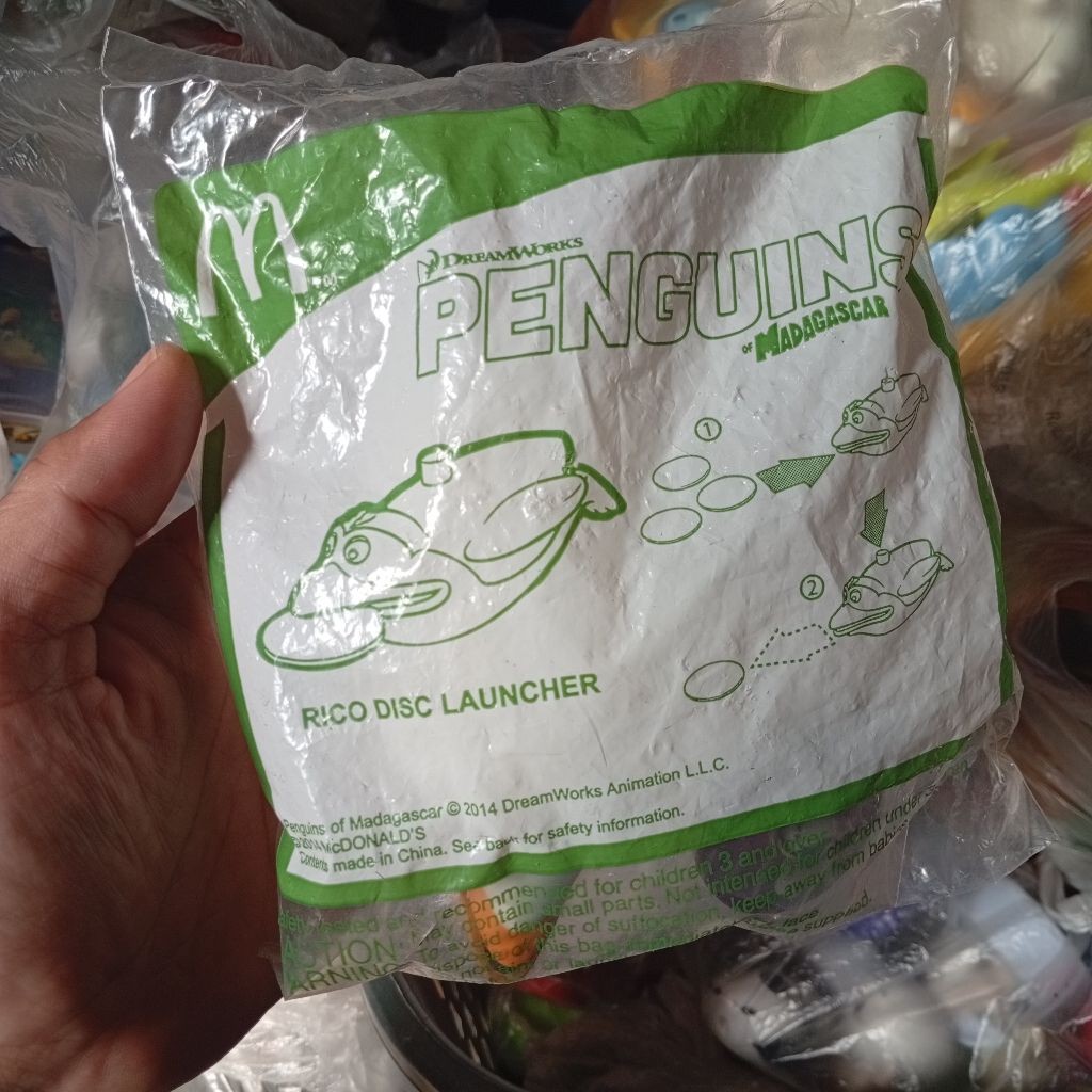 happy meal toys pinguin madagascar rico disc launcher