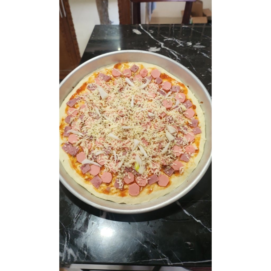 

Pizza 26 cm Toping Sosis Smoke Beef Keju Mozarella homemade