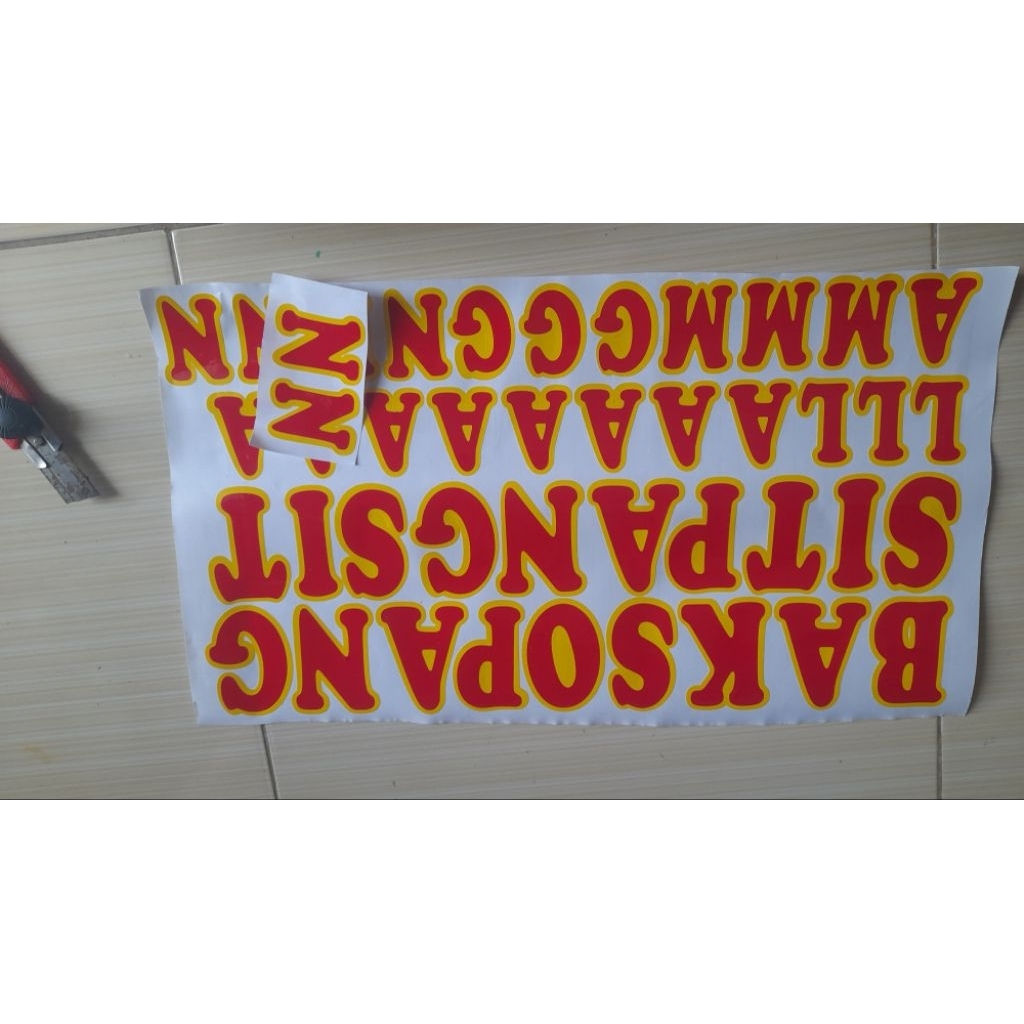 

Stiker Custom Perhuruf Ukuran 13 cm mudah di pasang untuk grobak kaca entalase