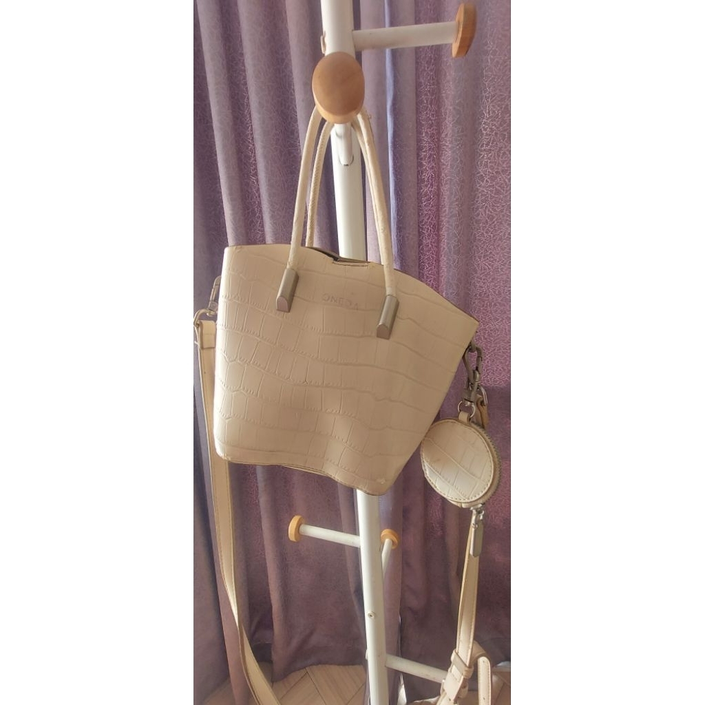 PLreloved Tas Slempang Oneda