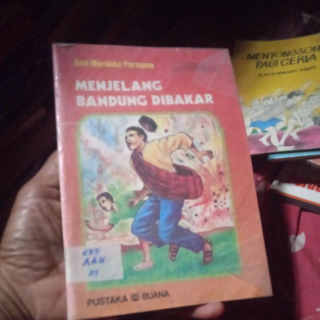 buku Menjelang Bandung Dibakar, cerita menarik, buku original jadul
