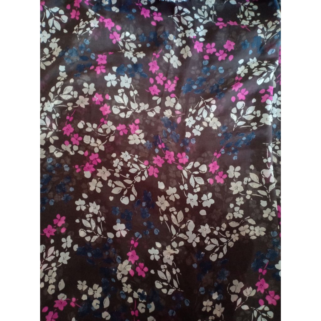 KAIN CERUTI KAIN SIFON TIPIS MOTIF BUNGA PINK DASAR COKLAT (REQ PANJANG 50 CM = Rp11.500)