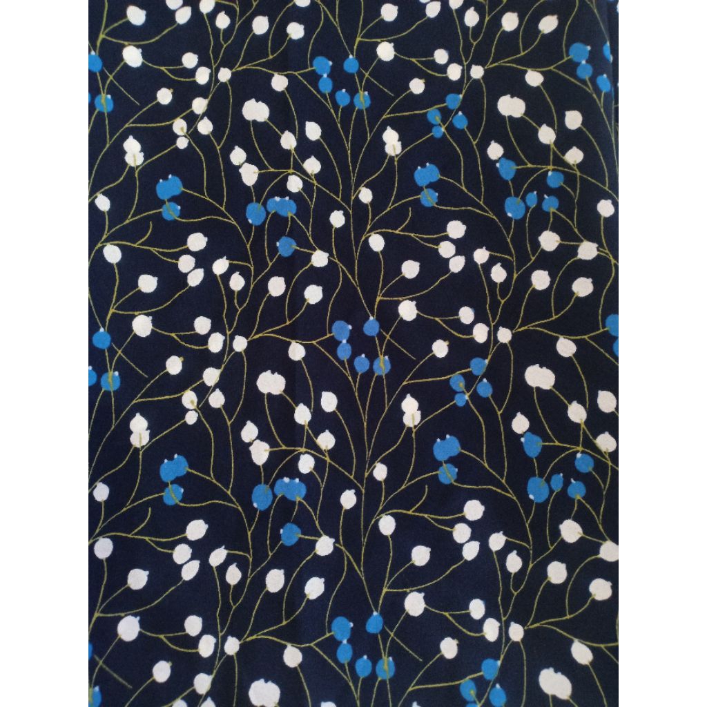 KAIN CERUTI KAIN SIFON BABY DOLL TEBAL MOTIF BUNGA KECIL DASAR NAVY (150 & 300 CM)