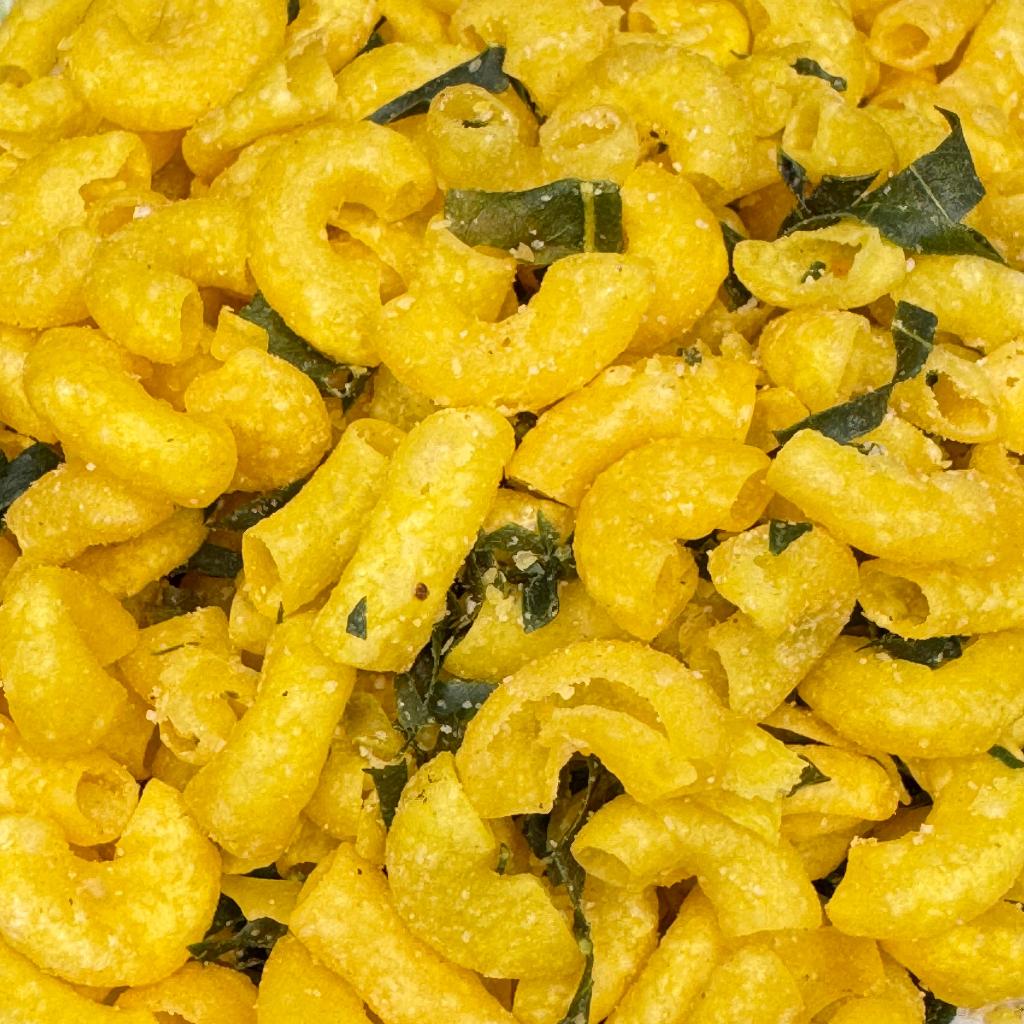 

Makaroni Kriuk Pedas Daun Jeruk / Makaroni Bantet Ori Daun Jeruk - Adoel Snack 200 gram