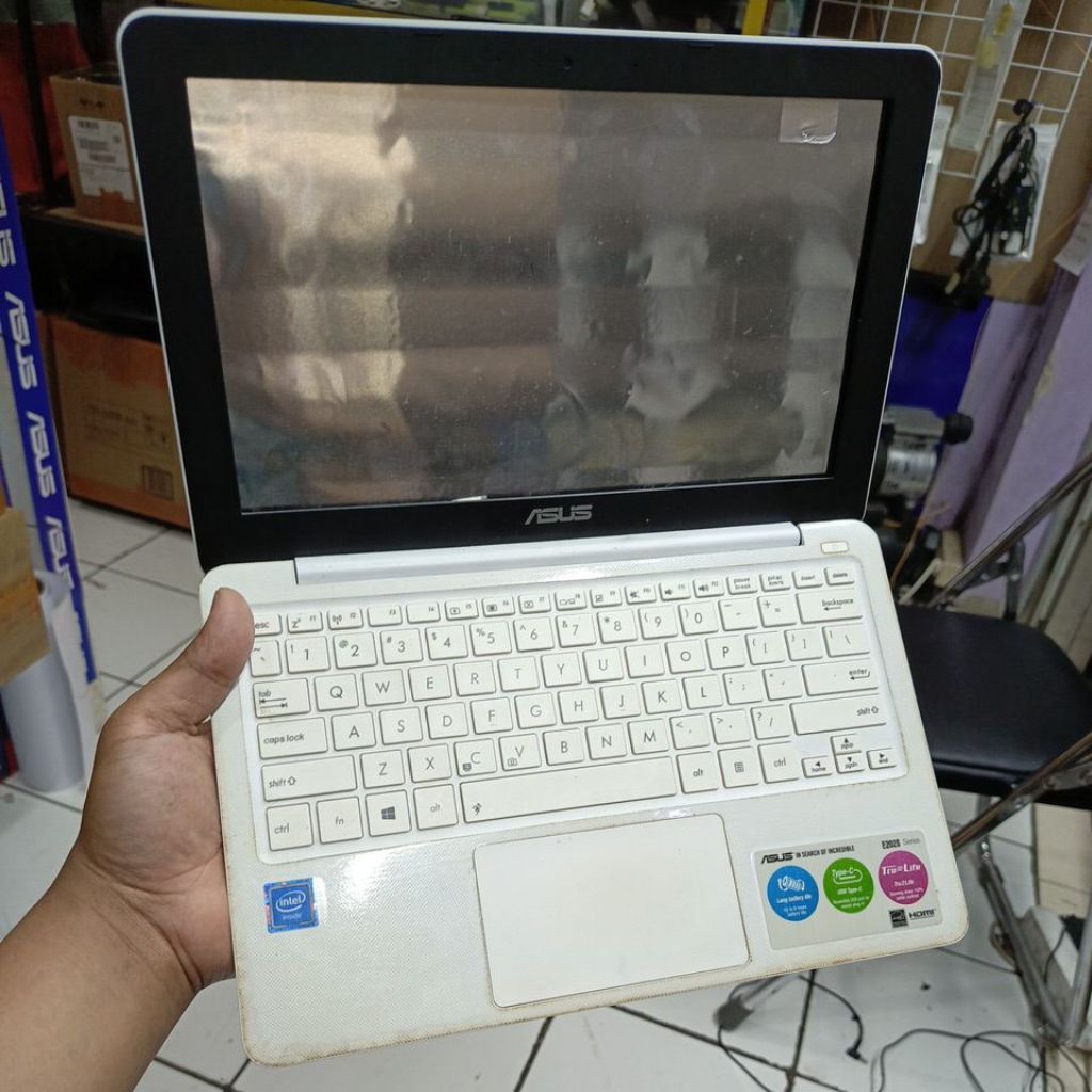 Kesing laptop netbook asus e202s second