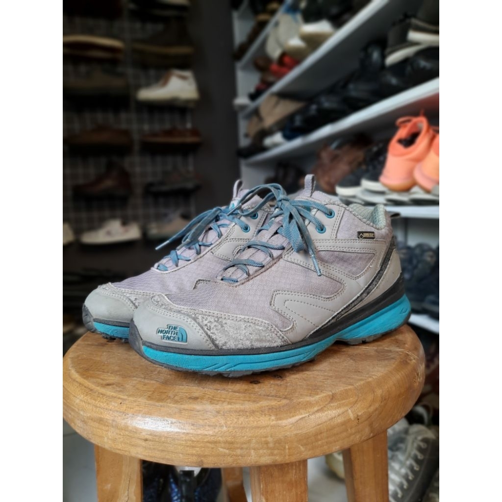 Sepatu outdoor hiking Tnf abu abu biru goretex size 40