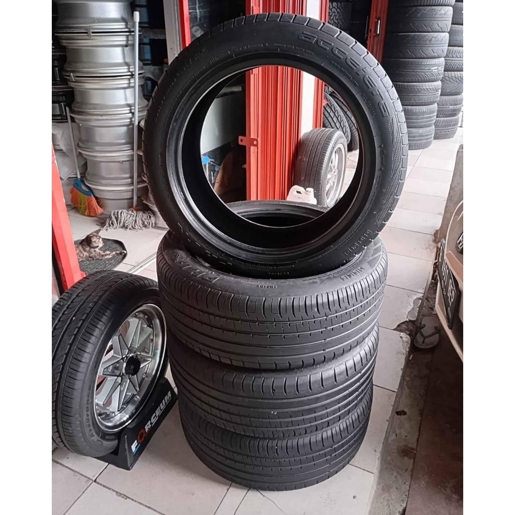 Ban Accelera 235 50 R.18 Second