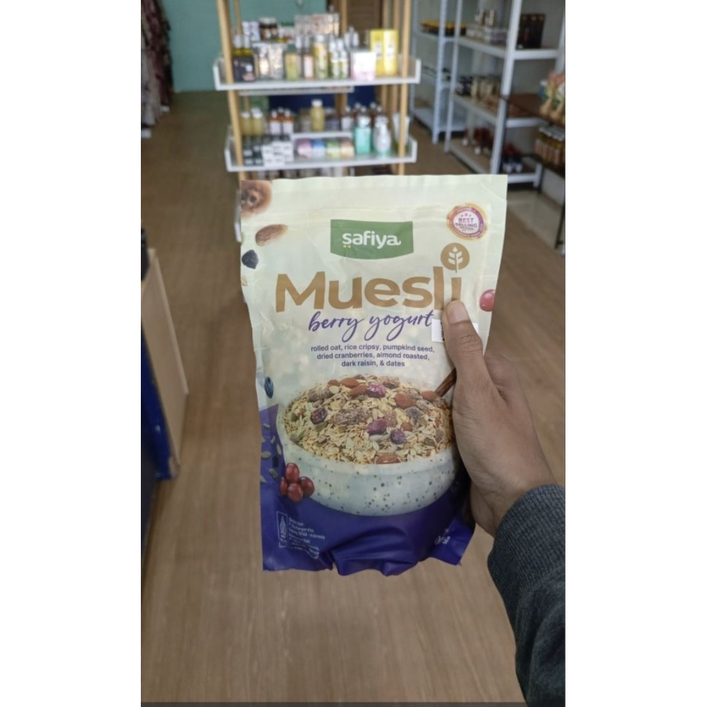 

Muesly Berry Yoghurt Safiya