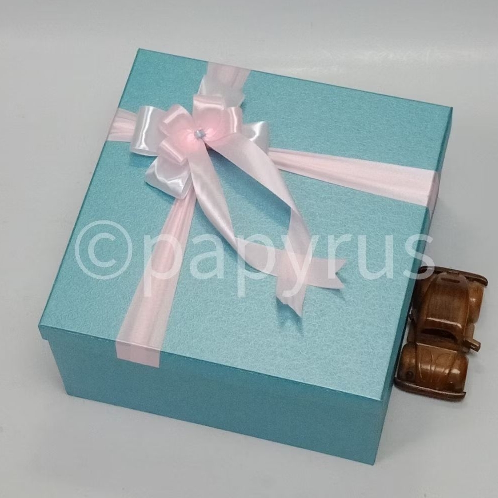 

PAPYRUS 30x30 Tinggi 15cm Kotak Kado Gift Box Hardbox Hampers V3
