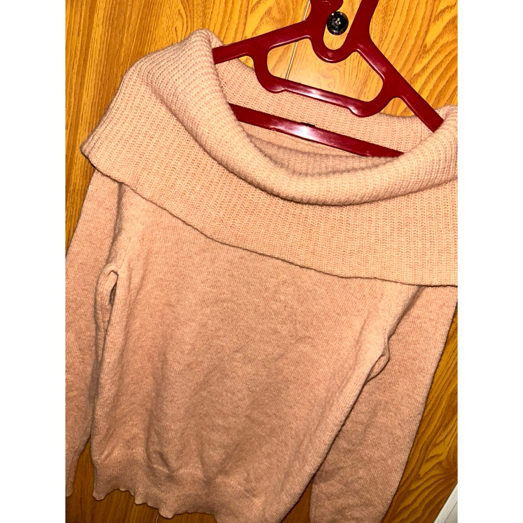Sweater Rajut Wanita Lengan Panjang Motif Polos Warna Nude Merk Uniqlo (Original)