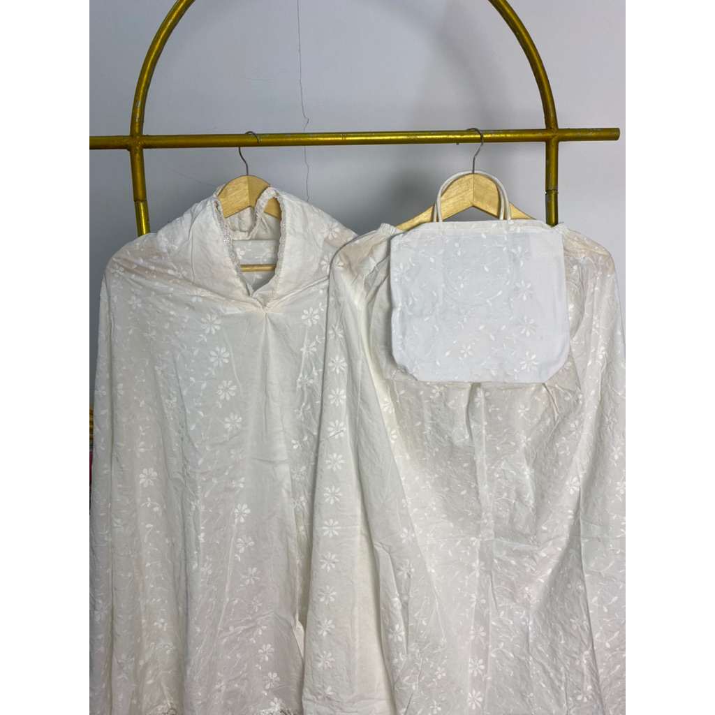 Mukena Katun Paris renda putih.