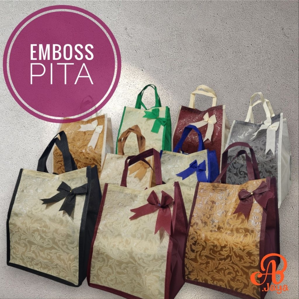 

TAS SPUNBONDBOX DENGAN MOTIF EMBOSS VARIASI PITA Ukuran 20x20x28cm
