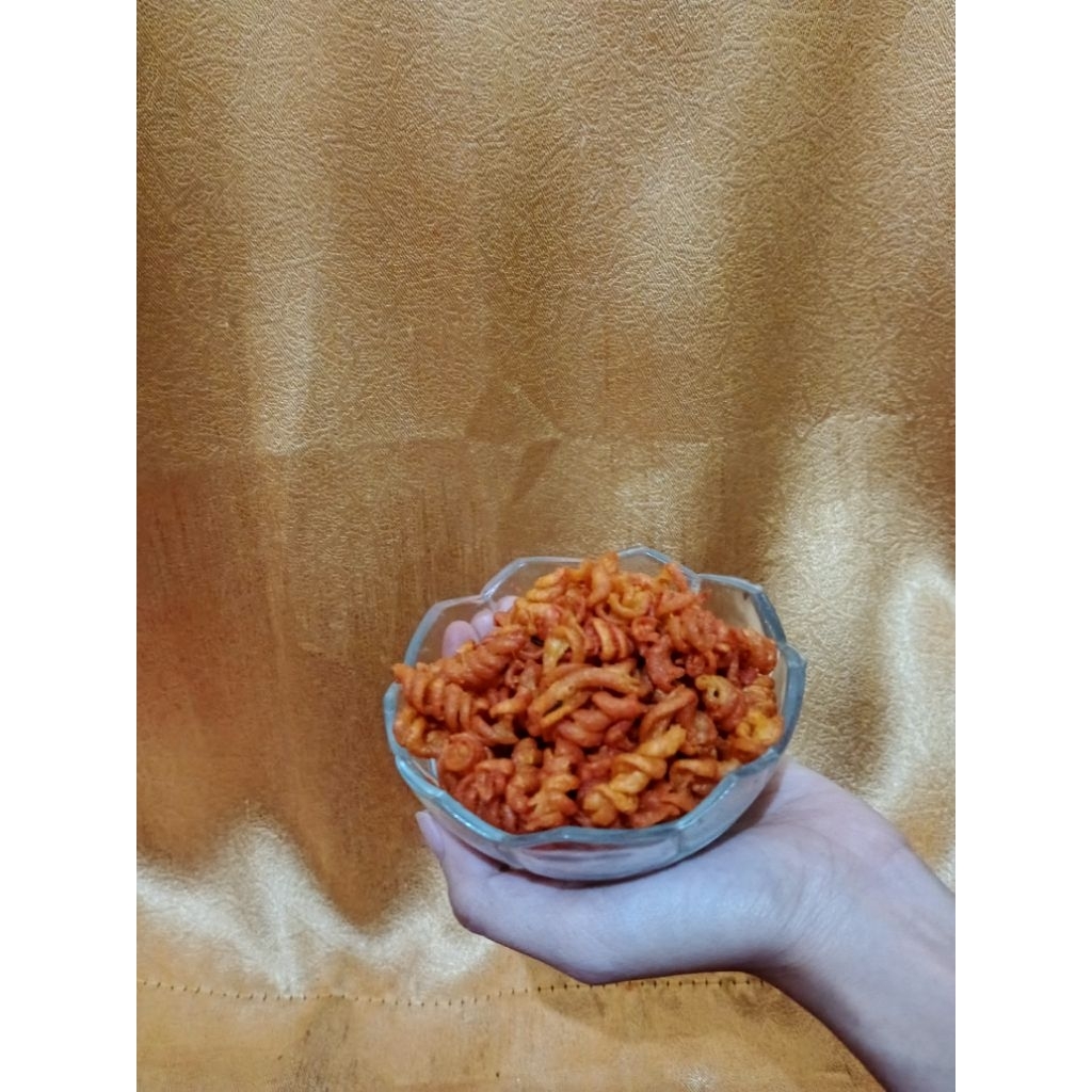 

Makaroni ulir pedas daun jeruk