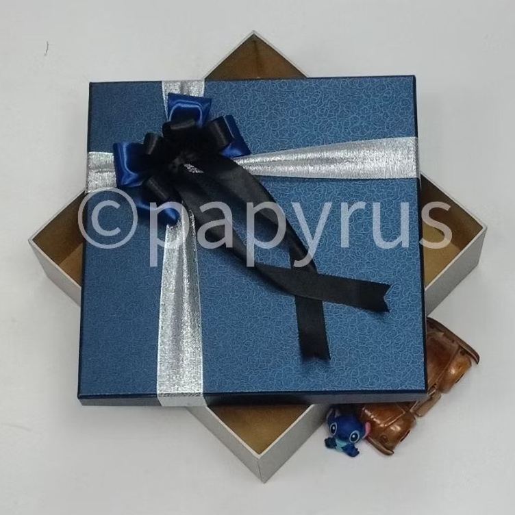 

PAPYRUS Kombinasi 30x30 Tinggi 5cm Kotak Kado Gift Box Hadiah V3