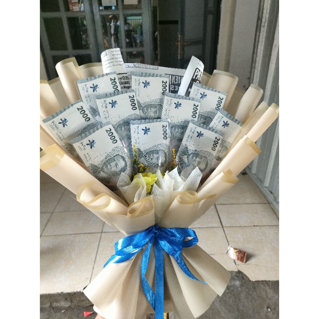 

Buket uang 10 lembar 2000 an + bunga