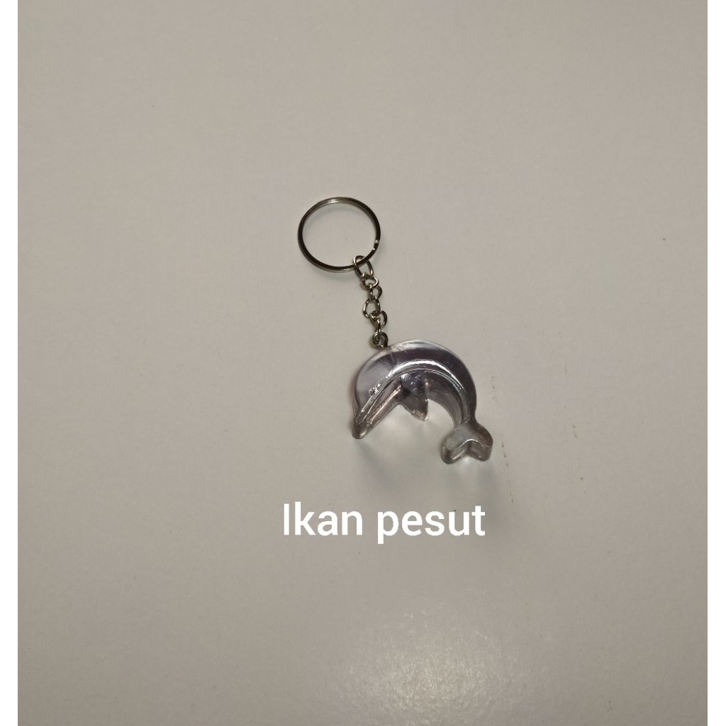 Gantungan kunci ikan pesut