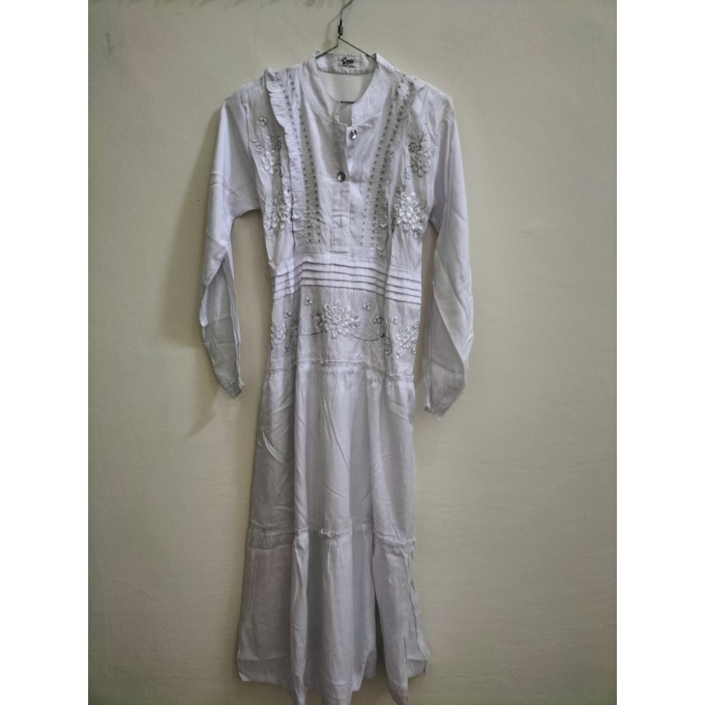 Gamis Putih Motif Bunga
