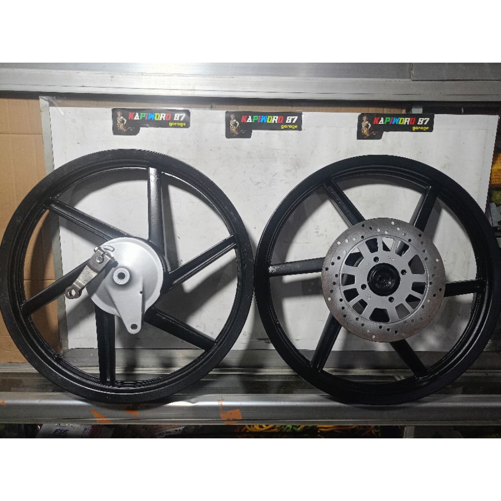 velg Lawasan ukuran 17/160 rata depan belakang bekas repaint hitam PNP yamaha Jupiter,Vega,fiz r
