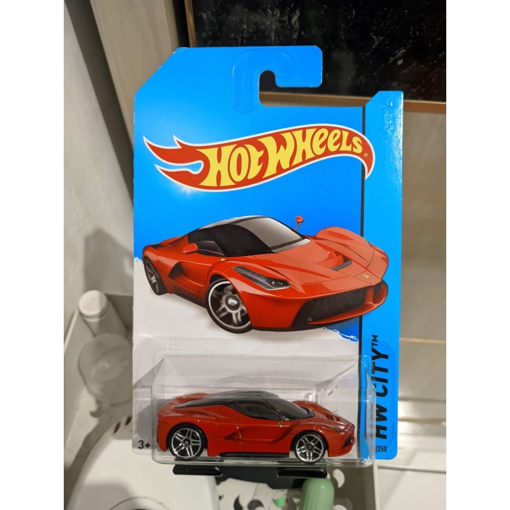 Hotwheels Laferrari merah