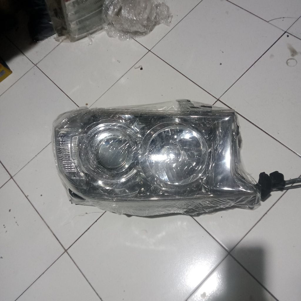 Headlamp Lampu Depan Fortuner 2010