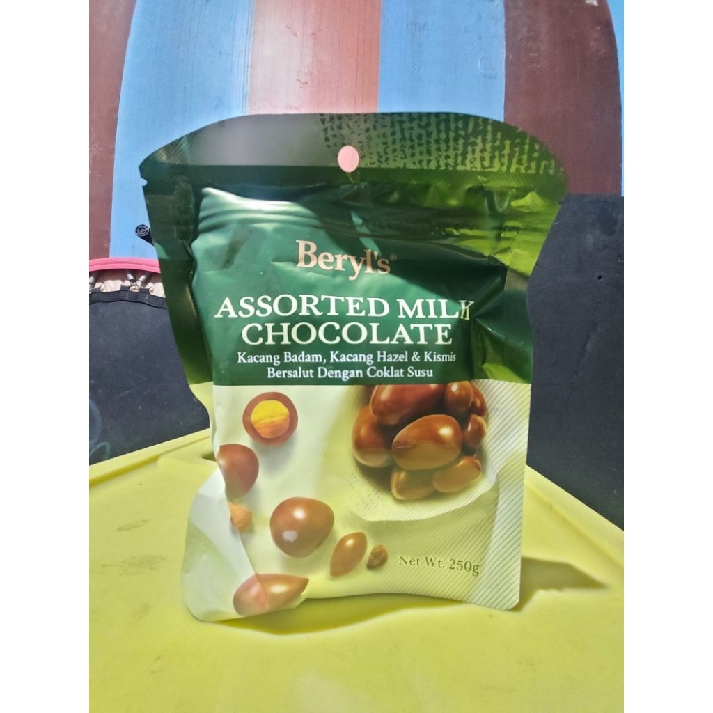 

Beryl's Assorted Milk Chocolate 250gr Beryls Kacang Almond, Kacang Hazel dan Kismis Bersalut Coklat Susu