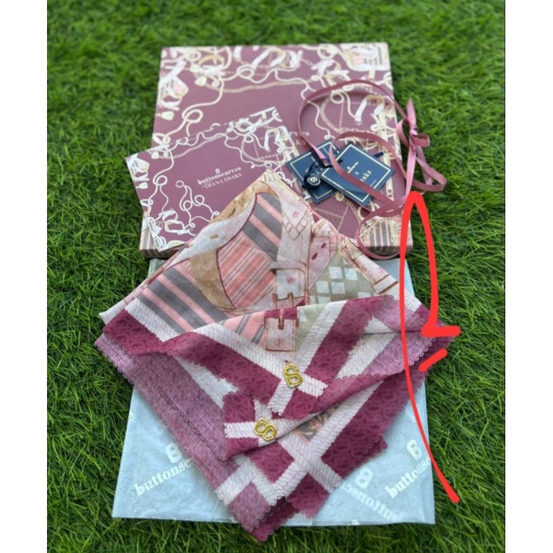 BUTTONSCARVES Chain 2 - Hibiscus ( preloved)