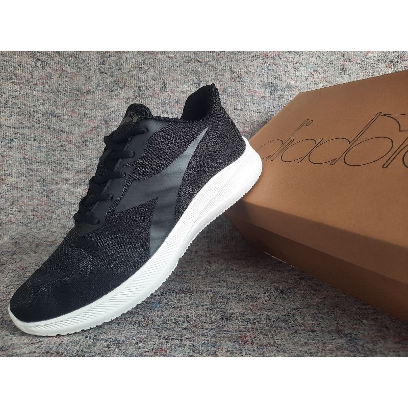 sepatu sport olahraga pria runing joging diadora hitam