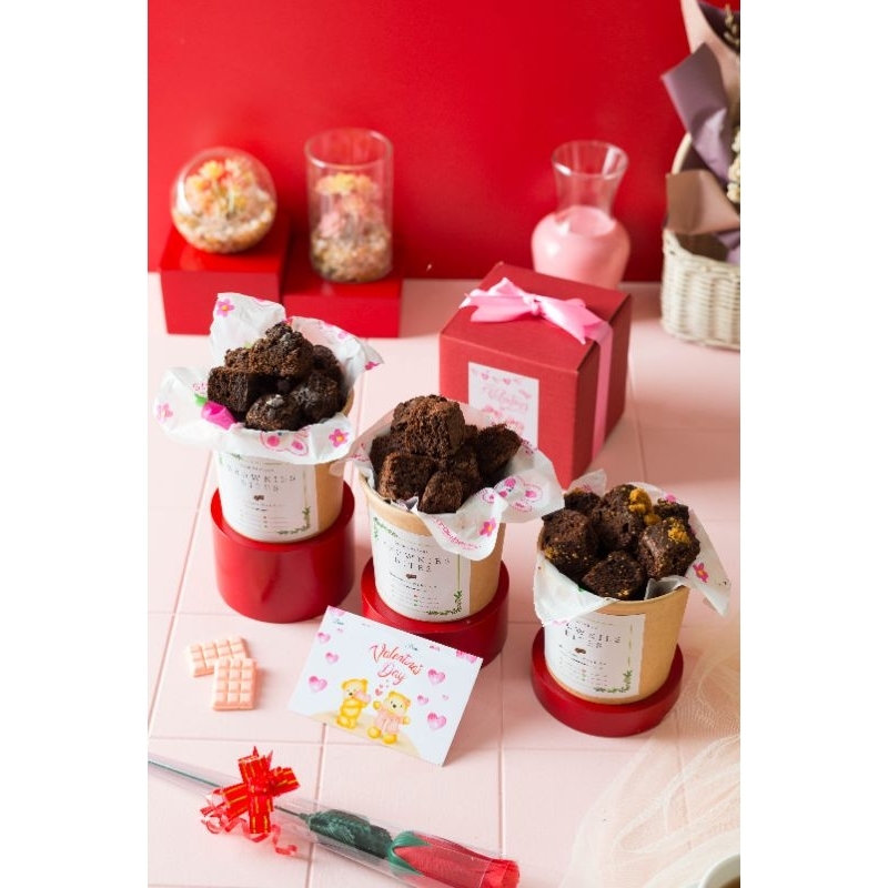 

Hampers Valentine / kado Valentine Gift Box - fudgy brownies & cookie bar in jar