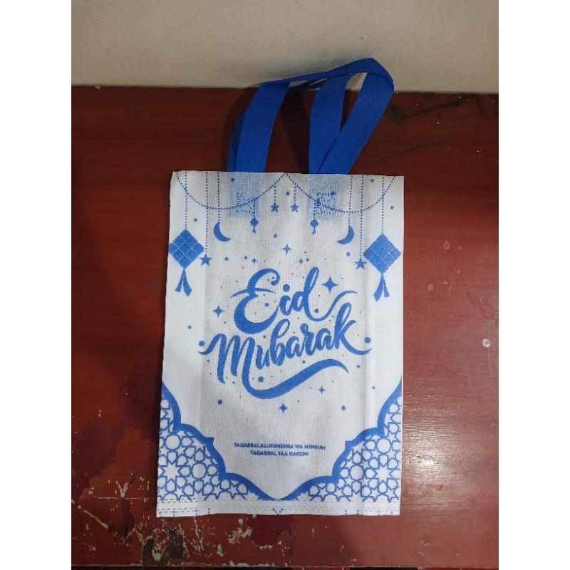 

Tas parcel lebaran panjang 25cm tinggi 35cm lebar 8cm