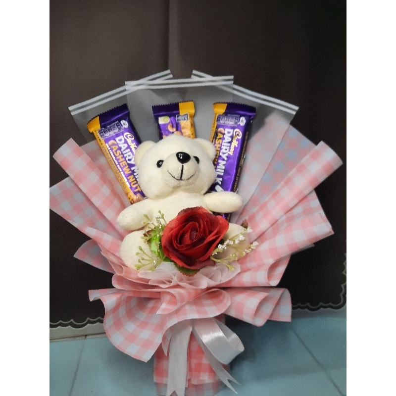 

BUKET COKLAT BONEKA (BUKET VALENTINE, BUKET WISUDA, BUKET ULTAH) | Silverqueen 30Gr, DairyMilk 30Gr