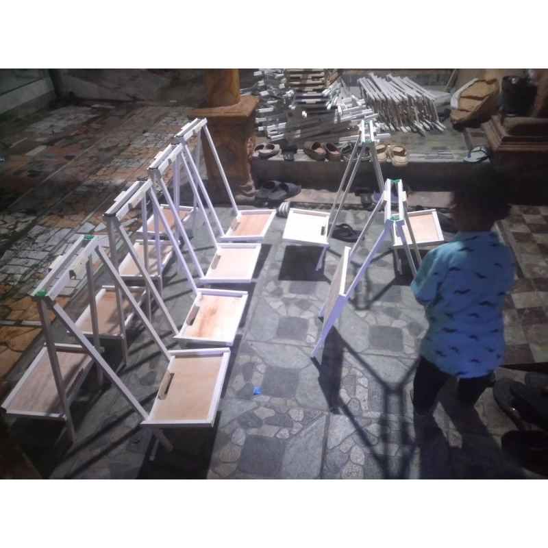 

JAGRAK MEJA LUKIS STEREFOAM