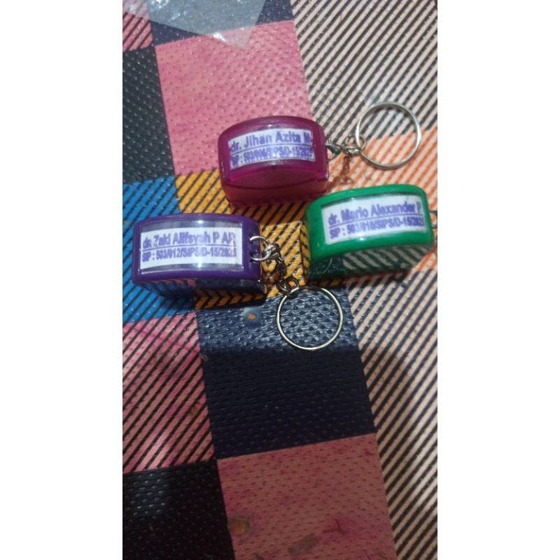 Stempel otomatis ganci (gantungan kunci)