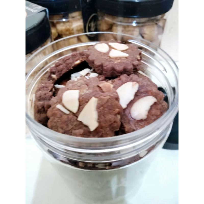 

Choco Almond Cookies Kue Coklat Renyah Toples 750 ml