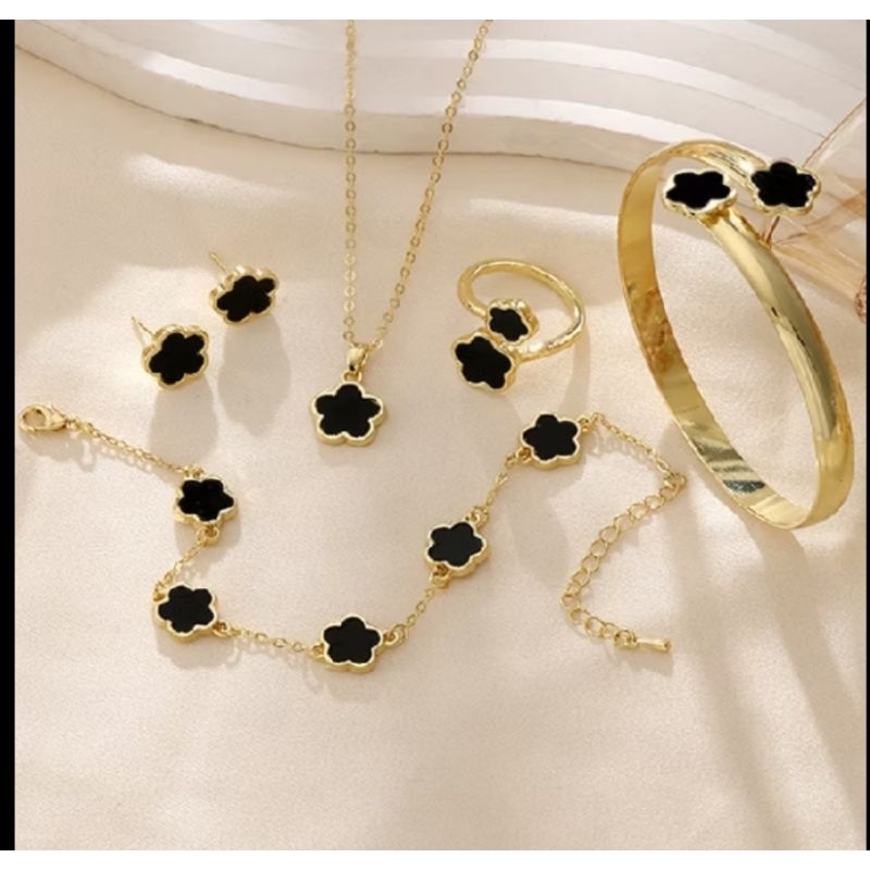 Satu set Perhiasan Clover Titanium Import Perhiasan wanita Dewasa Model Emas