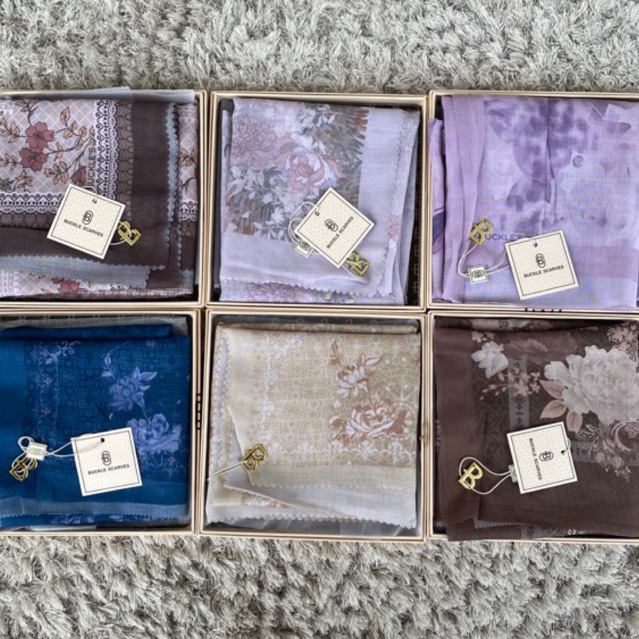 KERUDUNG SEGIEMPAT  MOTIF BOX  BUCKLE SCARVES/HIJAB MOTIF SERAGAMAN BOX BUCKLE SCARVES HAMPERS LEBAR