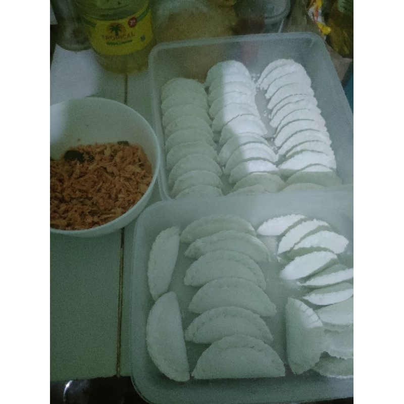 

cireng isi ayam suwir pedas besar isi 5