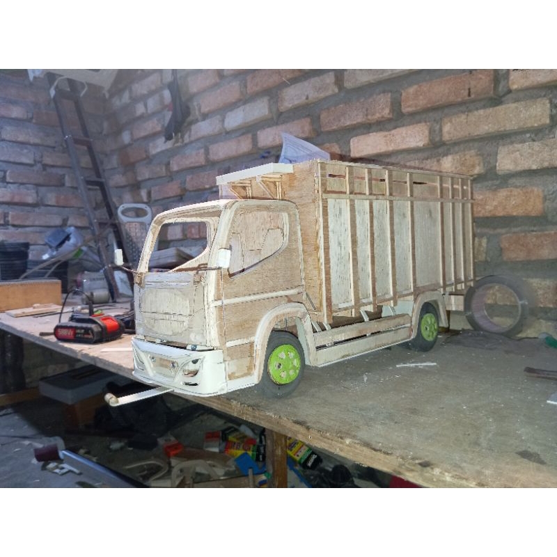 miniatur truk oleng model canter skala 12