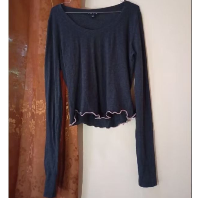 Baju olahraga crop top preloved merk theory made in peru